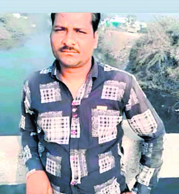 మద్యం తాగొద్దంటే కత్తితో పొడుచుకున్నాడు 1