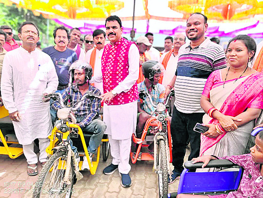 దివ్యాంగులకు వీల్చైర్లు పంపిణీ 2