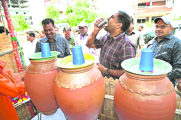 దాహం తీర్చేందుకే చలివేంద్రం ఏర్పాటు 2