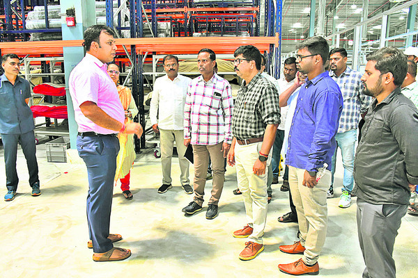‘రెడీ’మేడ్‌ ఉపాధి సిద్ధం1