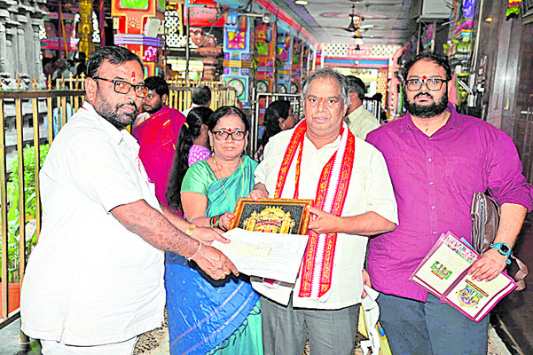 నిత్యాన్నదానానికి రూ. లక్ష విరాళం
1