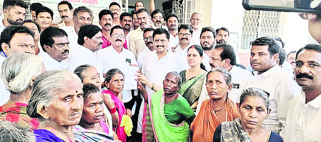 పింఛన్ల కోసం.. పేదల నిరసన 1