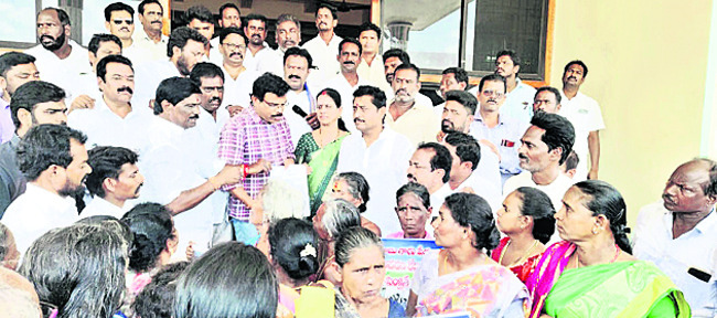 పింఛన్ల కోసం.. పేదల నిరసన 2