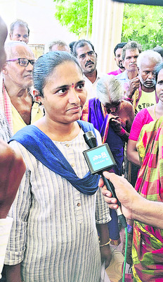 పింఛన్ల కోసం.. పేదల నిరసన 4