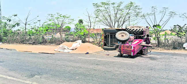 ధాన్యం లోడుతో వెళ్తున్న ట్రాక్టర్ బోల్తా1