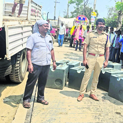 ధాన్యం లోడుతో వెళ్తున్న ట్రాక్టర్ బోల్తా2