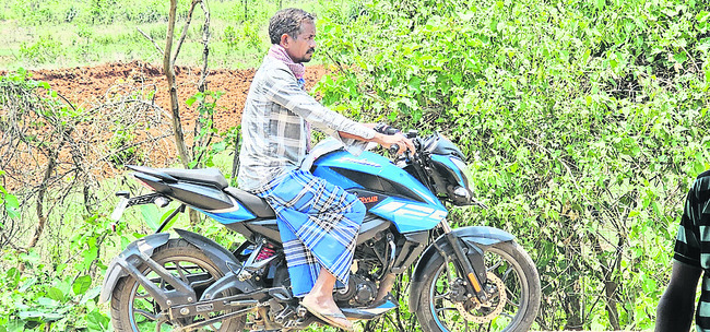 మృతిచెందిన పోలీసు కుటుంబానికి ‘చేయూత’9