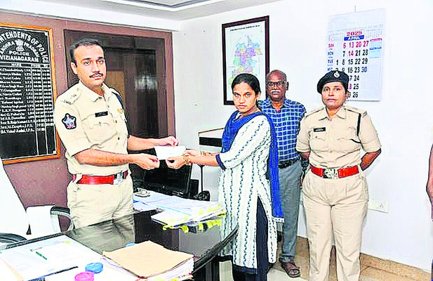 మృతిచెందిన పోలీసు కుటుంబానికి ‘చేయూత’2