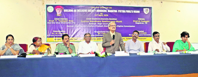 పూలే జీవితాన్ని యువత స్ఫూర్తిగా తీసుకోవాలి1