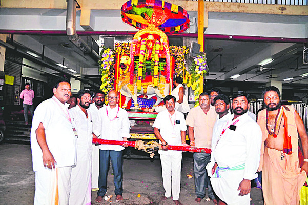 నంది వాహనంపై ఆది దంపతులు 1