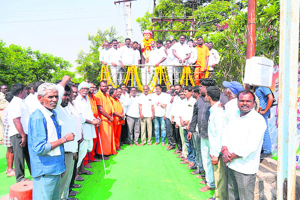 మహనీయుల స్ఫూర్తితో ముందుకుసాగాలి1