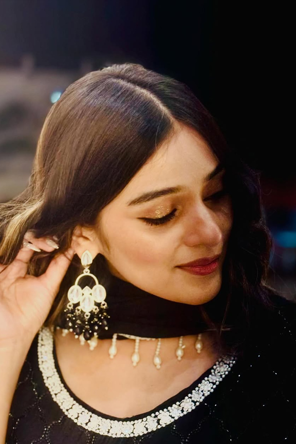 Did RJ Mahvash Just Confirm Dating Yuzvendra Chahal With Her Viral Selfie? Photos11