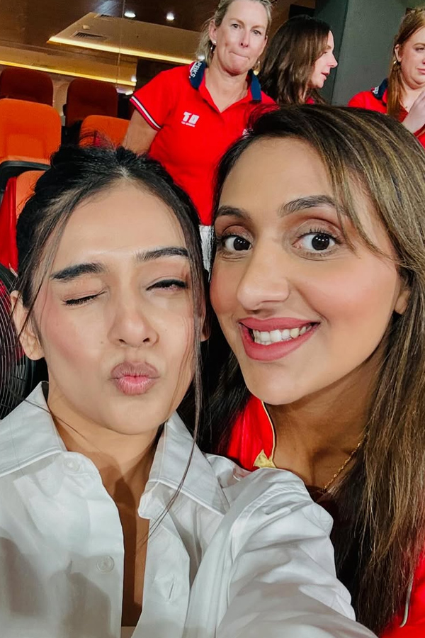 Did RJ Mahvash Just Confirm Dating Yuzvendra Chahal With Her Viral Selfie? Photos4