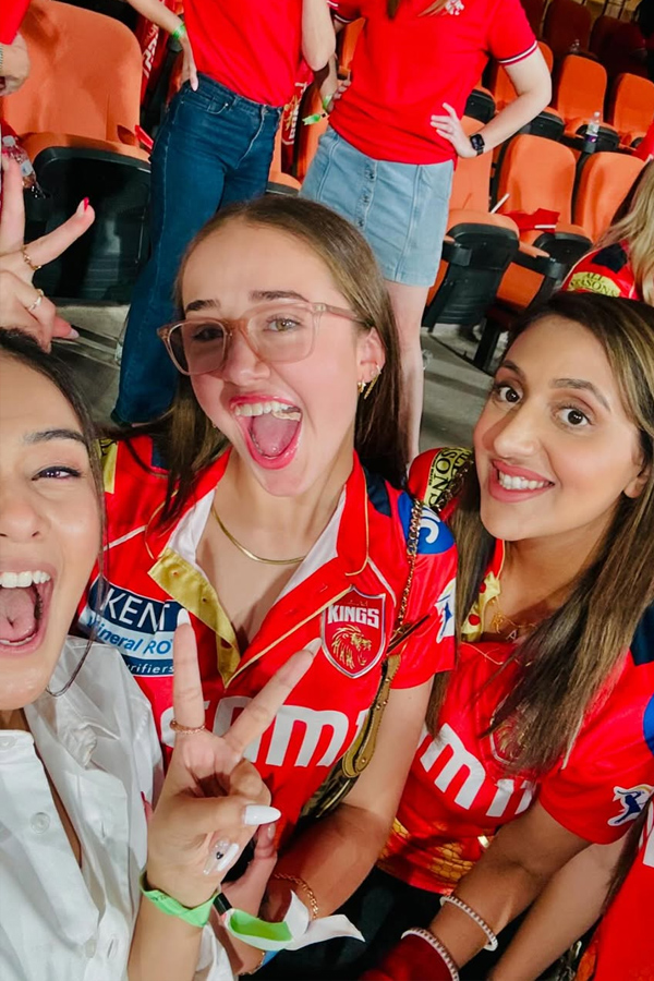 Did RJ Mahvash Just Confirm Dating Yuzvendra Chahal With Her Viral Selfie? Photos5