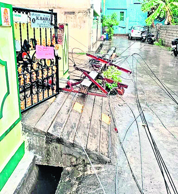 వడగళ్ల వానతో అతలాకుతలం 1