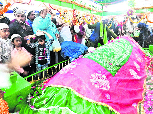 ఘనంగా ఉరుసు ఉత్సవం 1