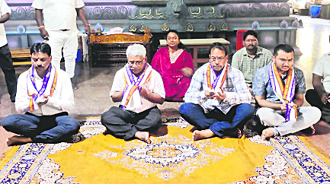 తిరుపతమ్మ సేవలో అధికారులు 1