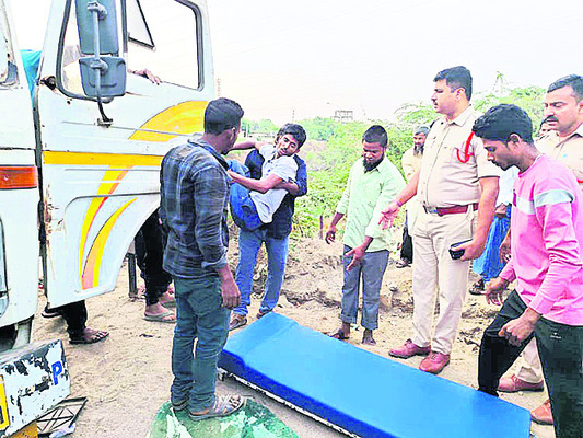 మెట్పల్లిలో లారీ, కంటైనర్ ఢీ1