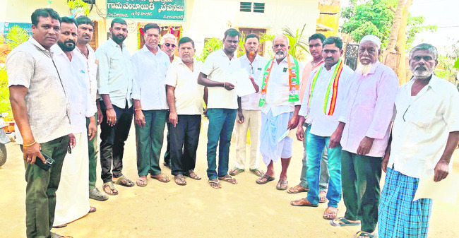 సీఎంఆర్ఎఫ్ చెక్కుల పంపిణీ
2
