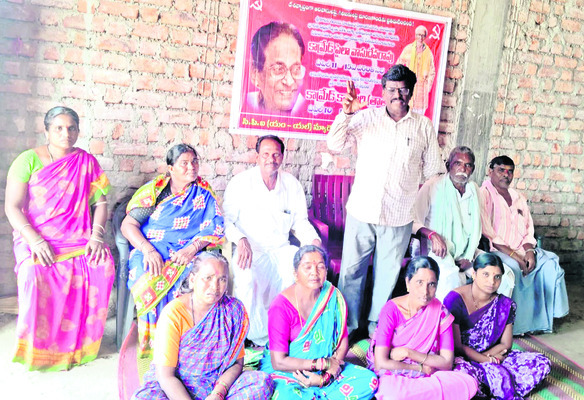 సీఎంఆర్ఎఫ్ చెక్కుల పంపిణీ
4