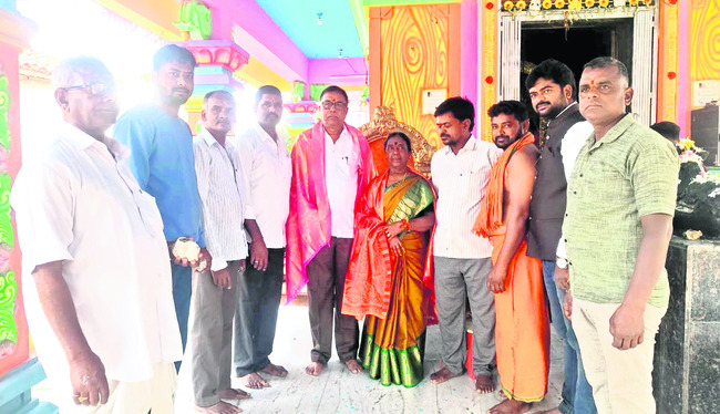 సీఎంఆర్ఎఫ్ చెక్కుల పంపిణీ
3