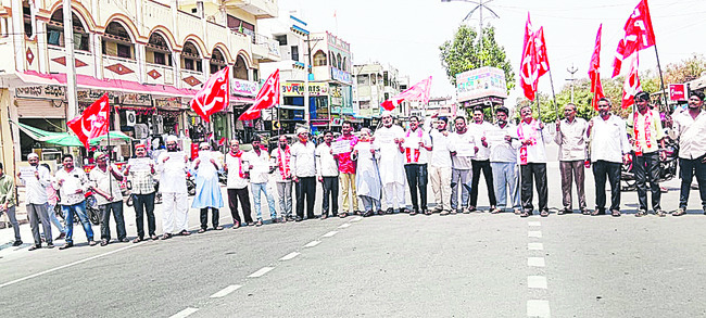 కొండపోచమ్మ ఆదాయం రూ. 8 లక్షలు
1
