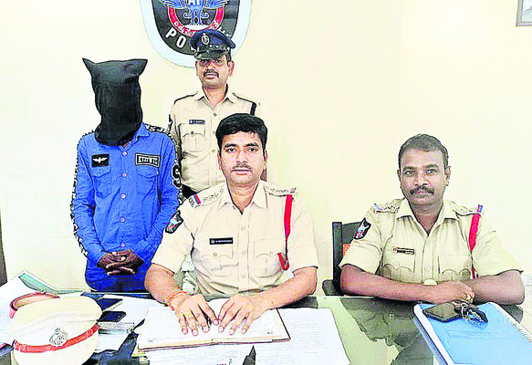 అదుపుతప్పి గుడ్లలారీ బోల్తా 1