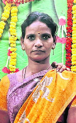 పొట్టకూటికి ప్రమాదకర పనిలో... 1