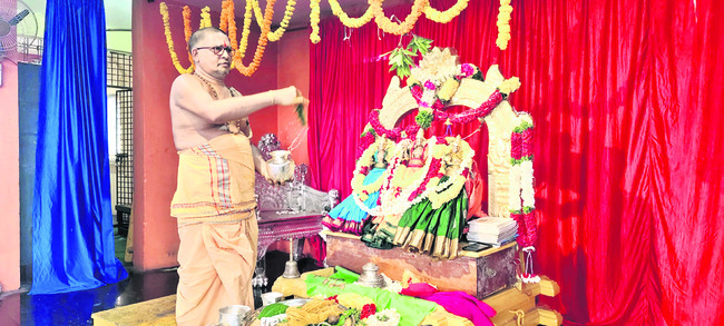 రామయ్యకు సువర్ణ పుష్పార్చన1
