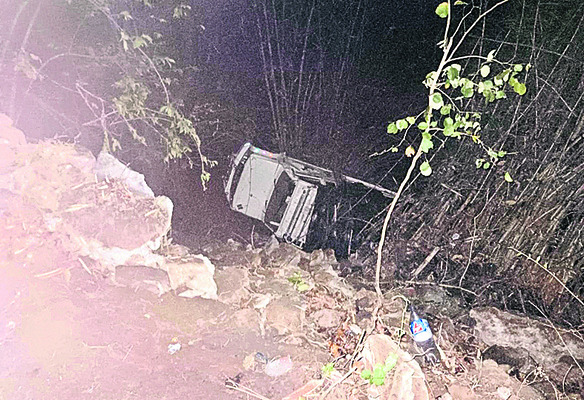 పాడేరు ఘాట్లో వాహనం బోల్తా 2