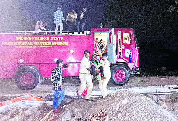 పాడేరు ఘాట్లో వాహనం బోల్తా 1