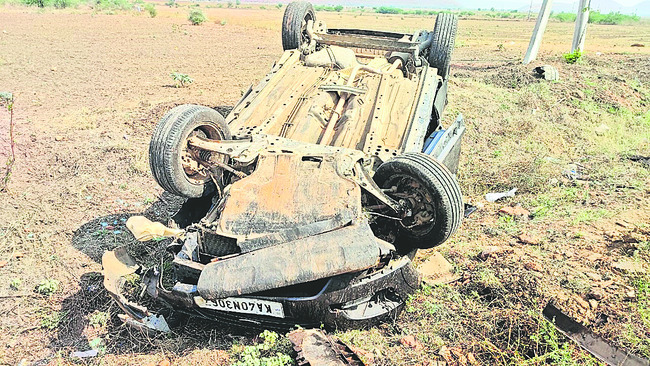 అదుపు తప్పి కారు బోల్తా 1