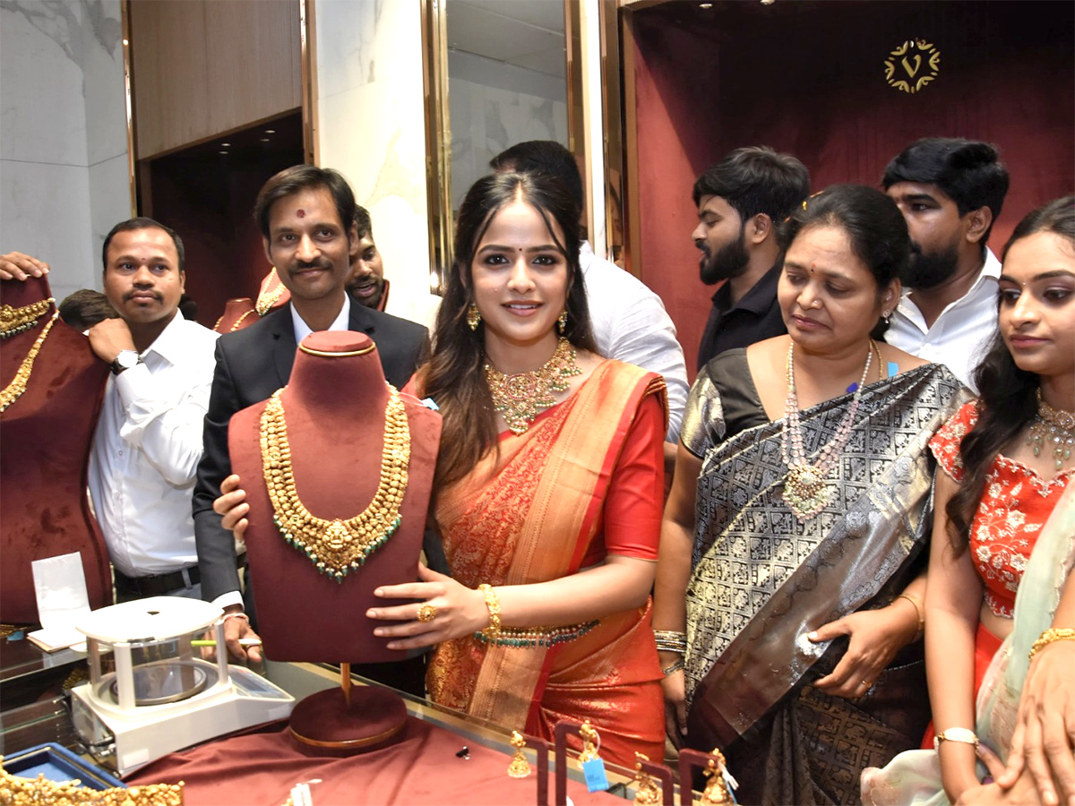 Actress Vaishnavi Chaitanya Launch Gold and Diamonds Store at Kothapet1