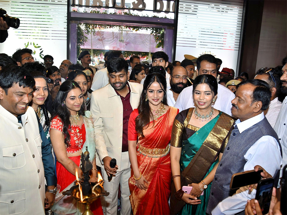 Actress Vaishnavi Chaitanya Launch Gold and Diamonds Store at Kothapet2