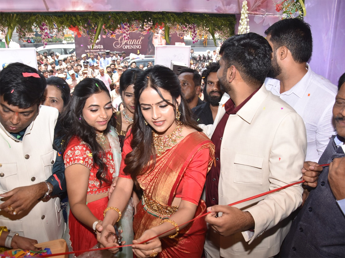Actress Vaishnavi Chaitanya Launch Gold and Diamonds Store at Kothapet3