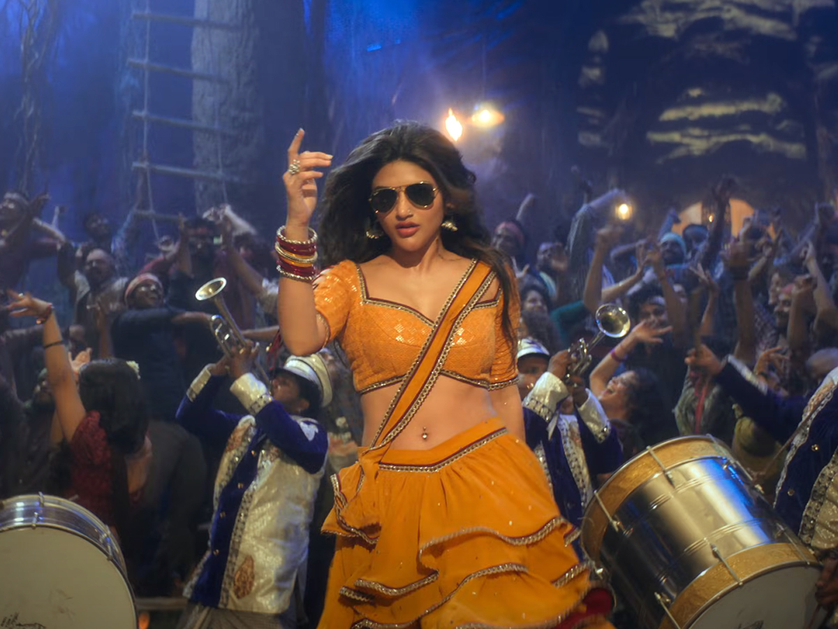 Mass Maharaja Ravi Teja's first song 'Tu Mera Lover' from the film 'Mass Jatara' released8