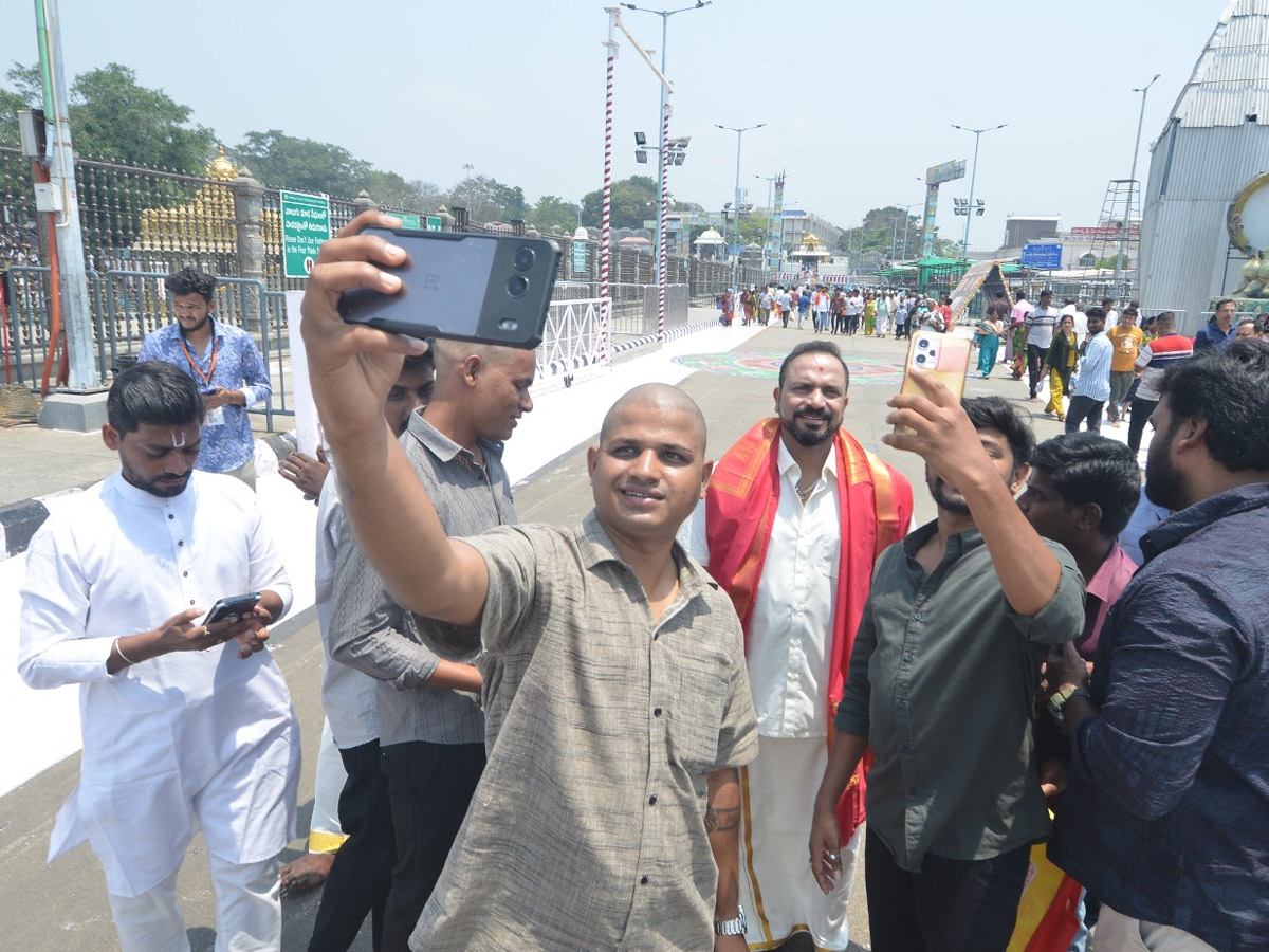 Team India Fielding Coach Dilip visited Tirumala Photos3