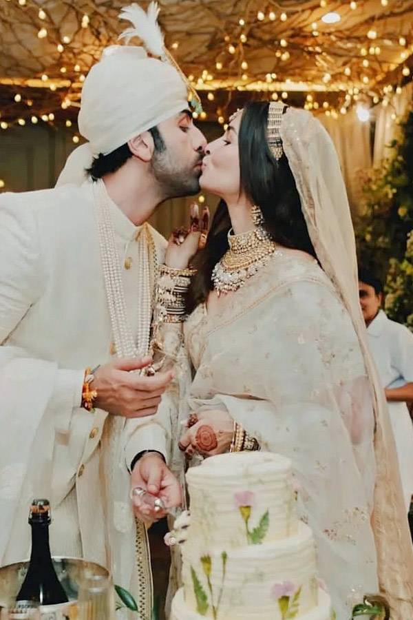 Ranbir Kapoor Heartfelt Admiration For Alia Bhatt On Their 3rd Wedding Anniversary Photos3