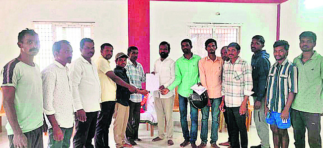 నెలల తరబడి విధులకు కార్యదర్శి గైర్హాజరు 1