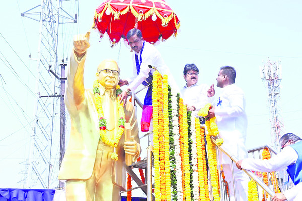 అంబేడ్కర్కు ప్రముఖుల నివాళి1