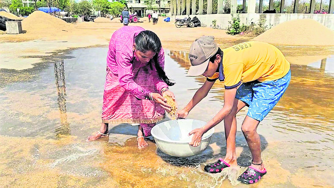 మోటార్లతో నీటిని తోడేశారు1