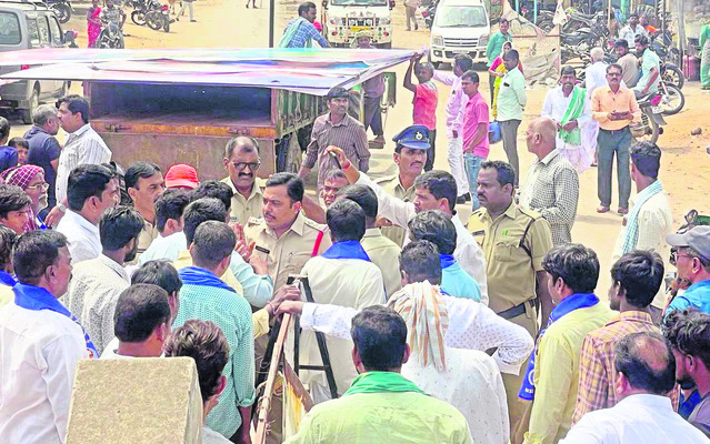 ఫ్లెక్సీ వివాదం.. ఐదు గంటల నిరసన1