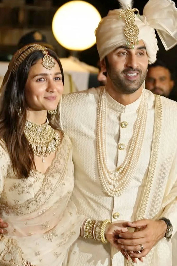 Ranbir Kapoor Heartfelt Admiration For Alia Bhatt On Their 3rd Wedding Anniversary Photos6