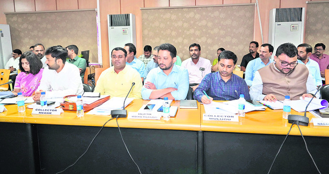సీఎం సమావేశంలో  కలెక్టర్‌ దివాకర
1