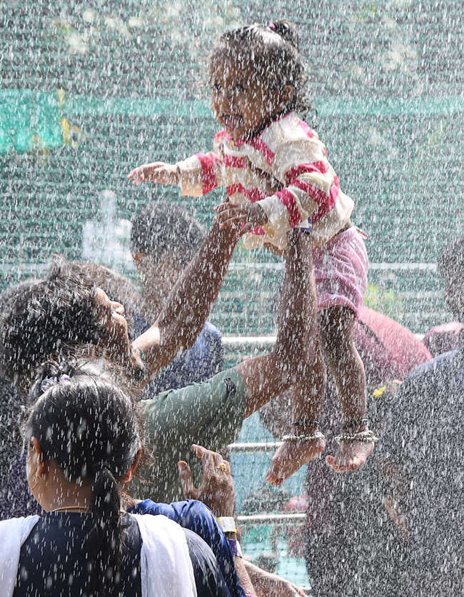 summer effect huge crowd jalavihar hyderabad photos11