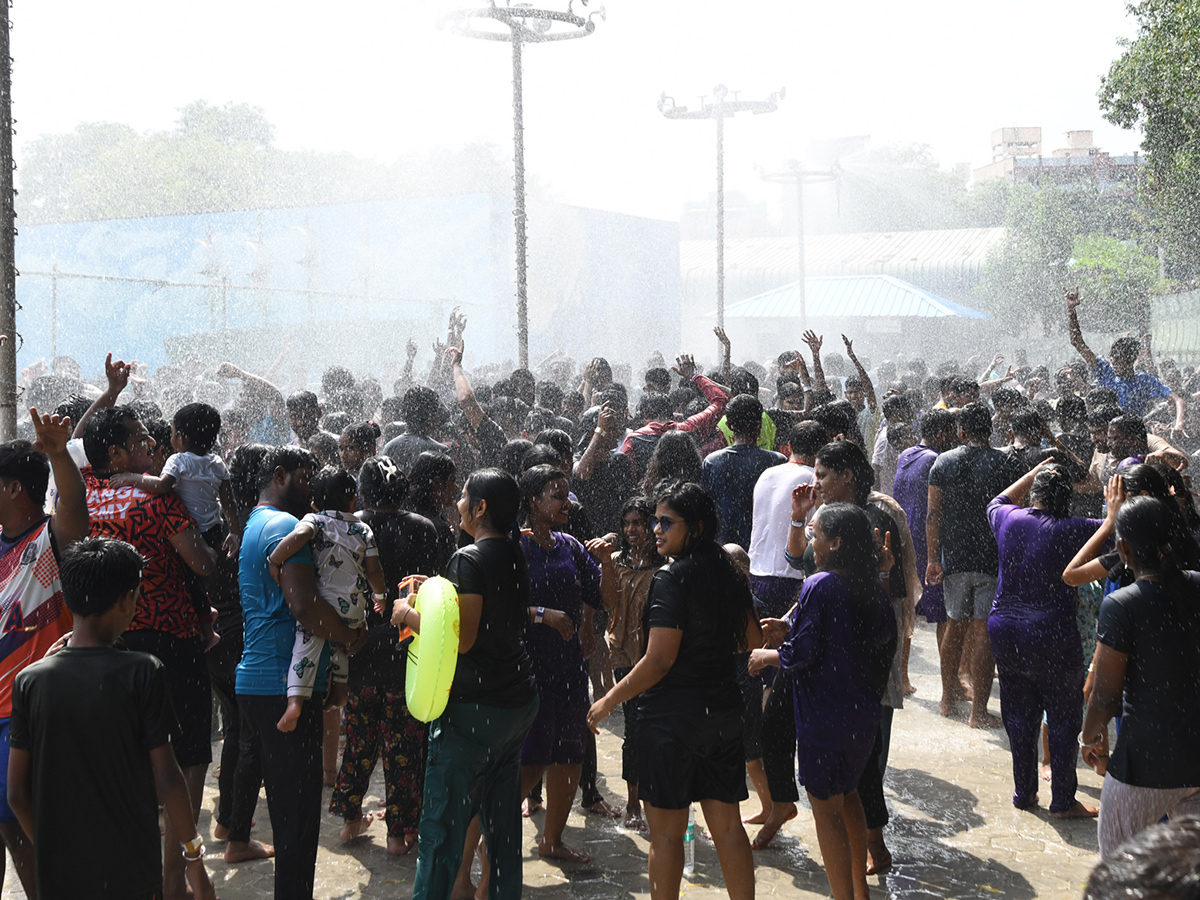 summer effect huge crowd jalavihar hyderabad photos2