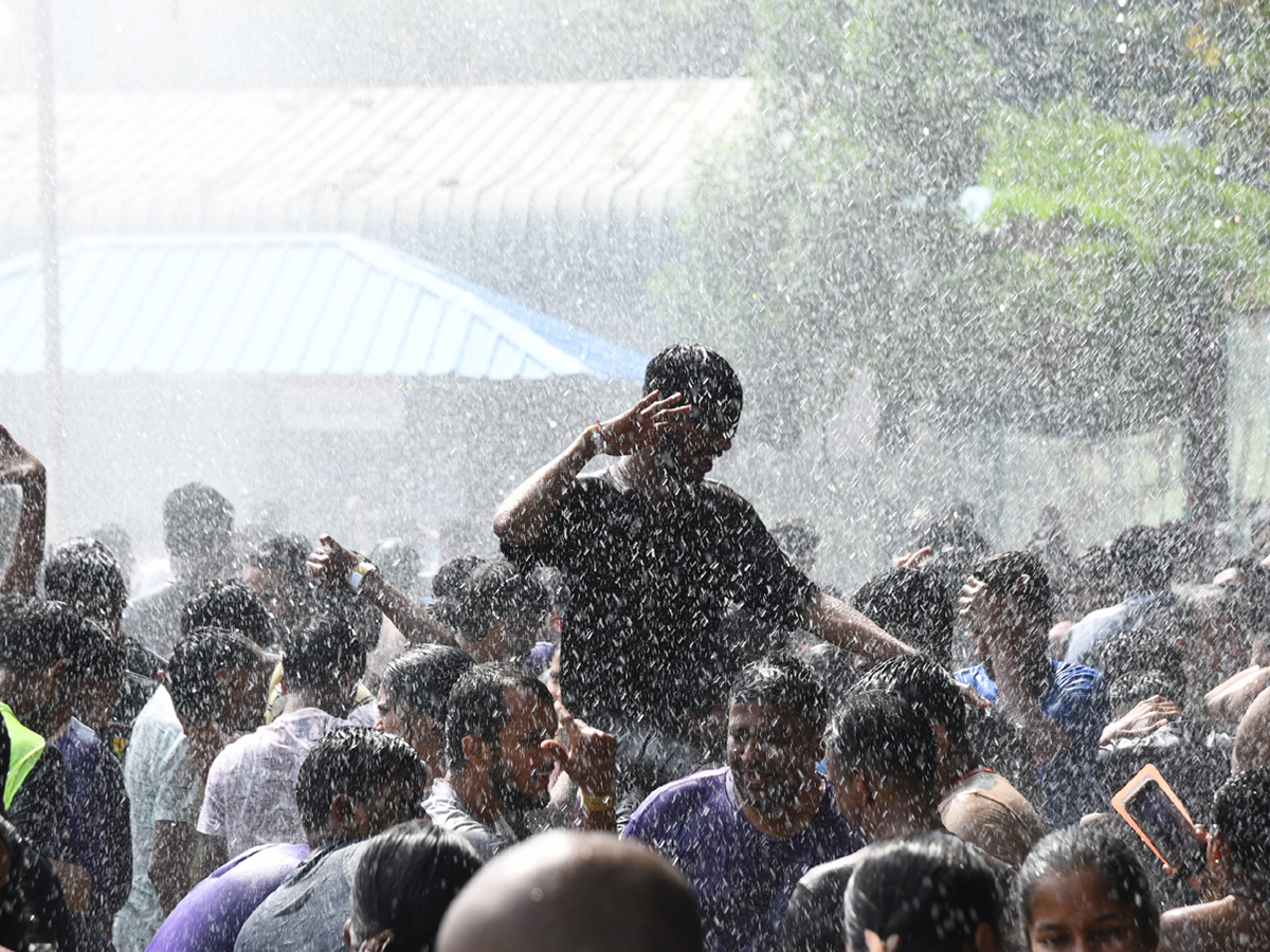 summer effect huge crowd jalavihar hyderabad photos3