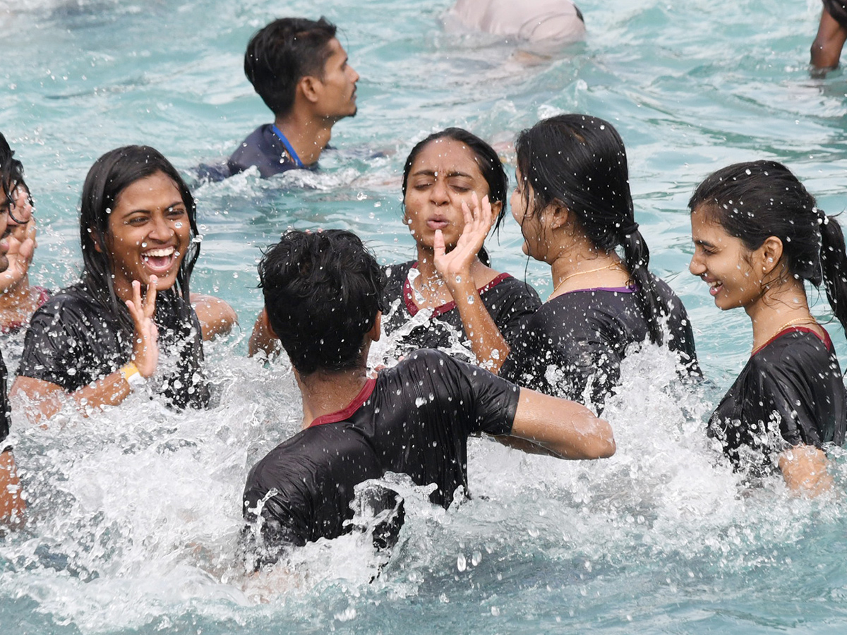 summer effect huge crowd jalavihar hyderabad photos4