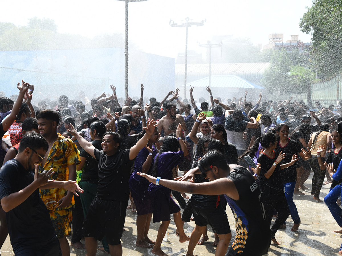 summer effect huge crowd jalavihar hyderabad photos7