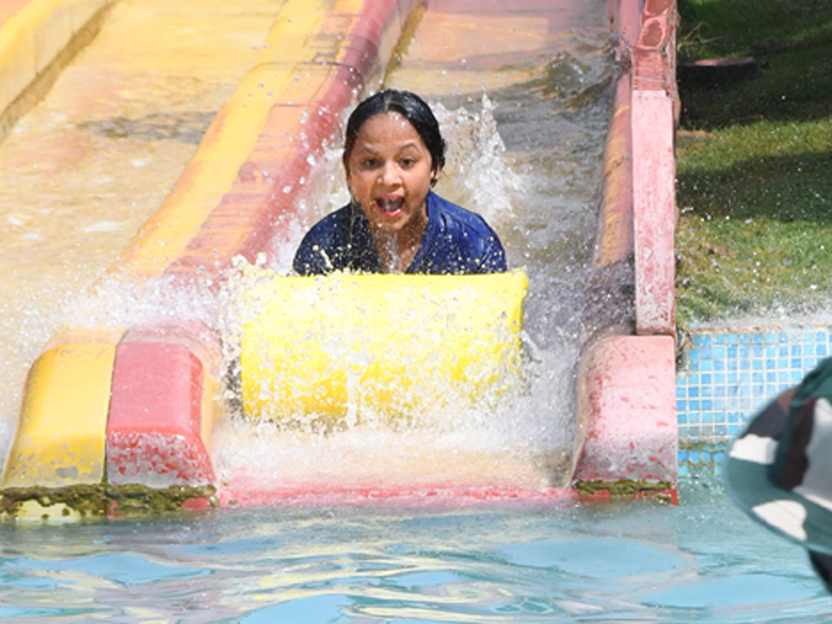 summer effect huge crowd jalavihar hyderabad photos8